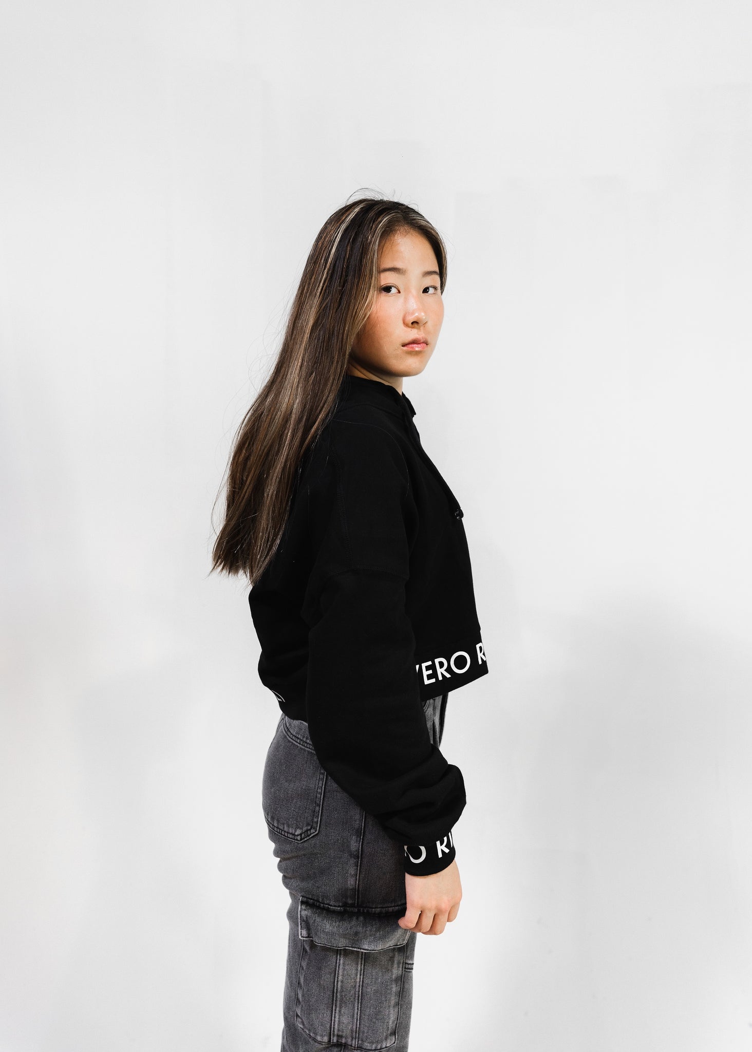 WOMEN'S PRINTED BLACK CROPPED HOODIE